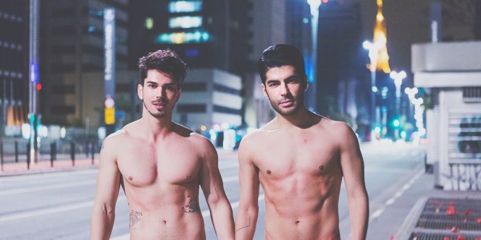 Casal Brasileiro Posa Nu Para Protestar Contra a Homofobia (NSFW)