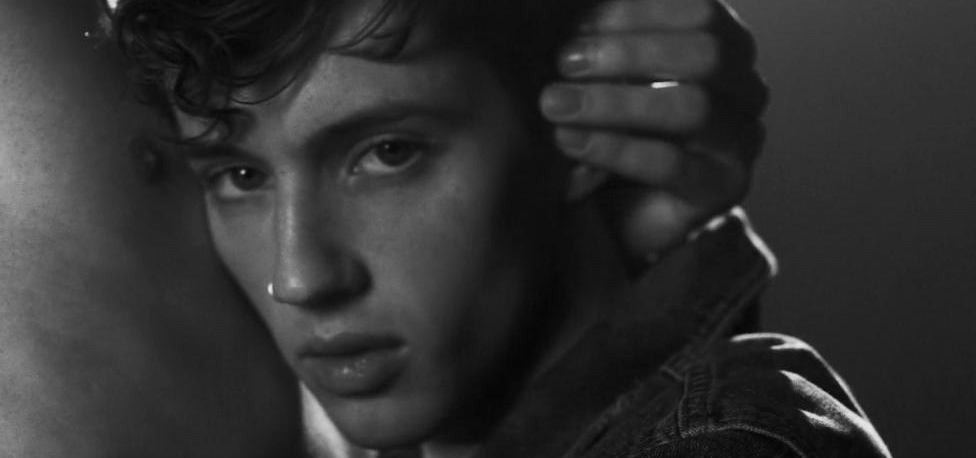 Découvrez le clip sensuel et militant de Troye Sivan pour « Heaven »
