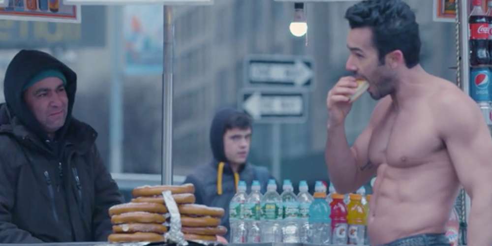El Atractivo Aarón Díaz Nos Muestra ‘Cómo Ser Sexy’ con un Giro Inesperado (Video)