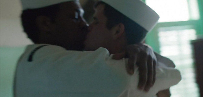 Los Atractivos Marineros Charlie Carver y Jonathan Majors Se Besan en ‘When We Rise’ (Video)