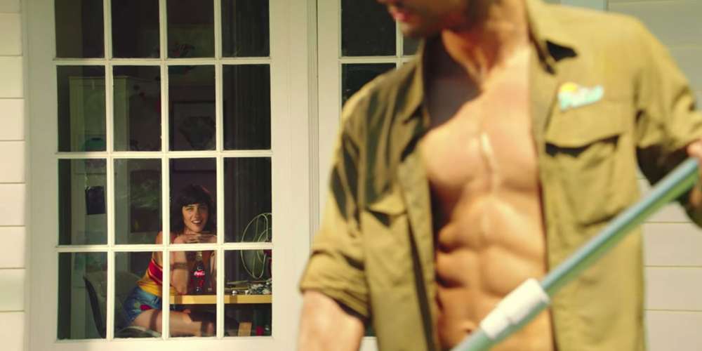 Découvrez la pub Coca-Cola où un ado gay en bave pour un mec sexy…mais il n’est pas le seul! (Vidéo)