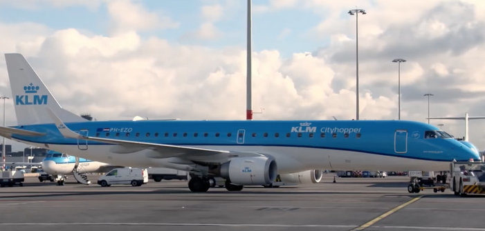 Passageiro de Avião Chocado com Homem se Masturbando com Pornografia Gay