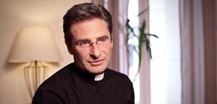 Pour le prêtre gay Krzysztof Charamsa, la moitié de la hiérarchie vaticane serait homosexuelle