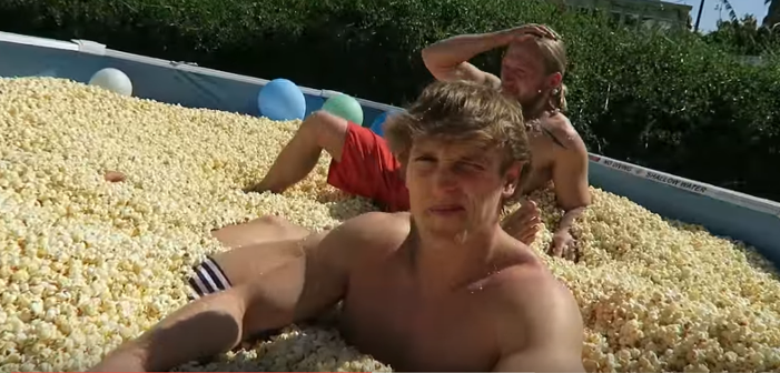 Chicos Sin Camisa Saltando en Palomitas y Otros Sexys Muchachos Jugando con Comida