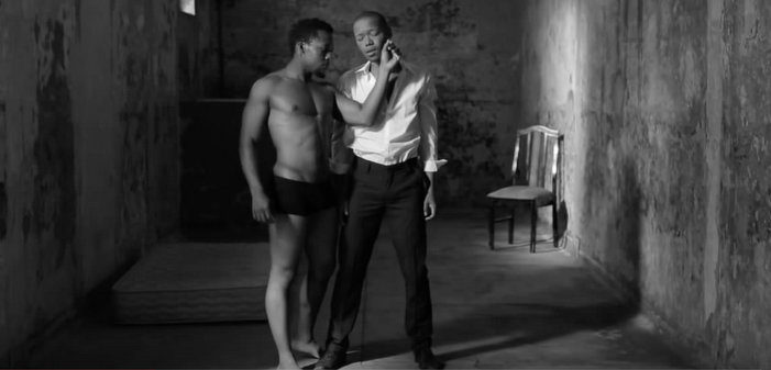 Cinq vidéos de Nakhane Touré, chanteur sud-africain gay et acteur principal des ‘Initiés’