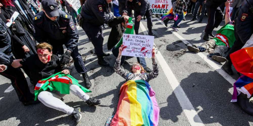 Polícia russa confronta ativistas LGBT durante protestos no dia do trabalho