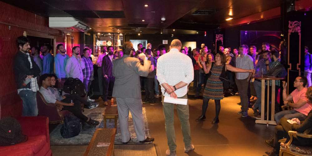 Happy hour em SP reúne profissionais LGBT para drinks e networking