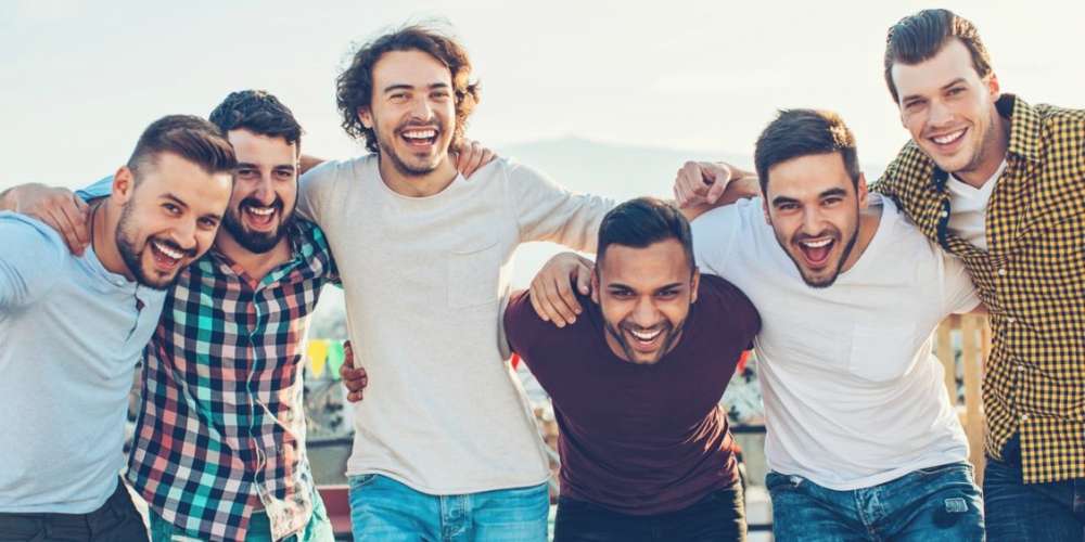 Artículo Sobre Abrazos Masculinos Revela lo Frágil que Puede Ser la Masculinidad