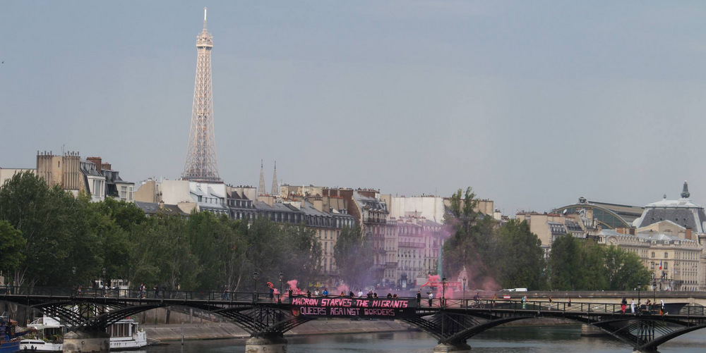 Qui sont les « militants queers contre les frontières » qui dénoncent la politique migratoire d’Emmanuel Macron?