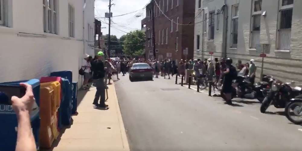 Horroroso Video de Coche Atropellando a una Multitud de Manifestantes en Contra del ‘Unite the Right’