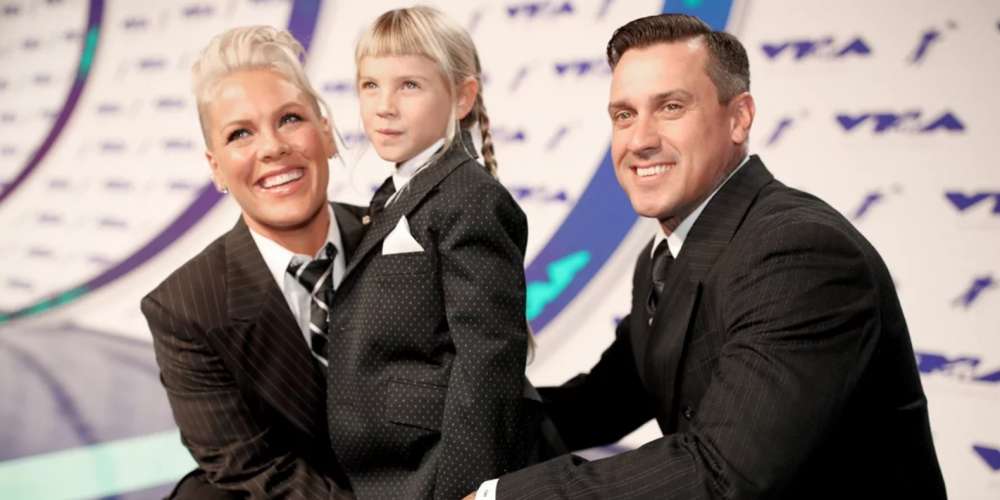 Pink homenageia artistas andróginos em discurso emocionado dedicado a sua filha