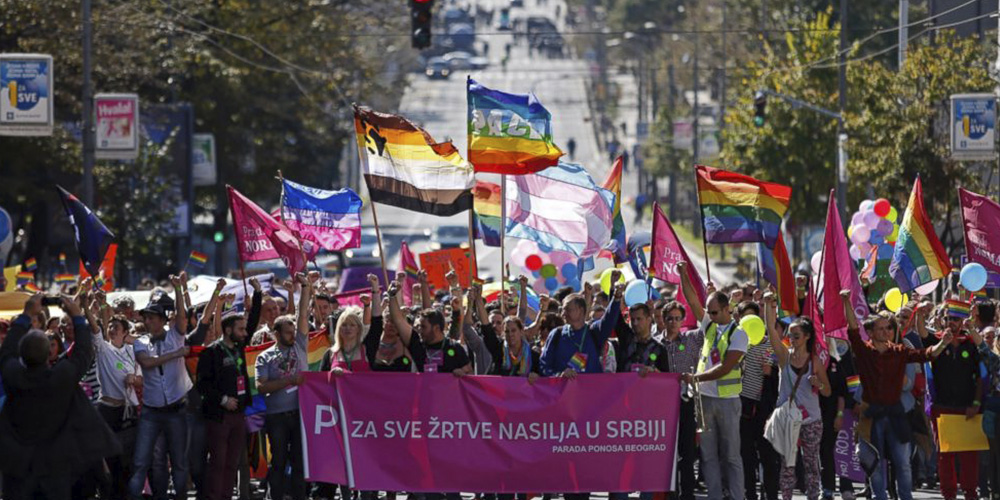 La Première ministre de Serbie, ouvertement lesbienne, défile à la Belgrade Pride