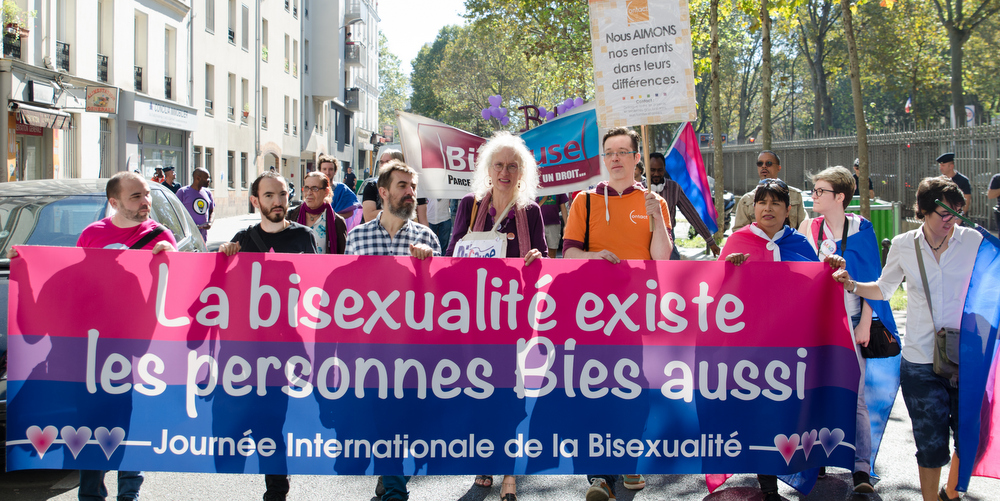 Journée internationale de la bisexualité: une enquête sur la biphobie et une marche