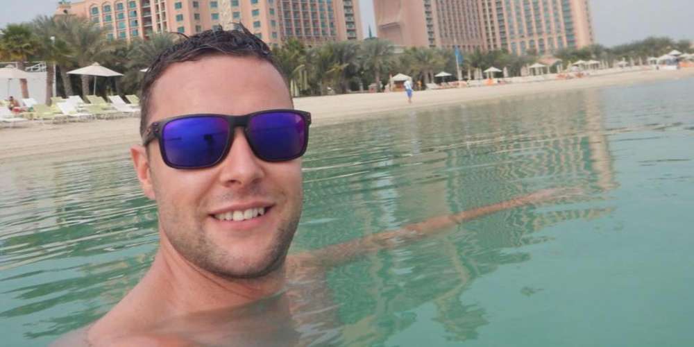 Este Hombre Fue Arrestado en Dubai por Haber Tocado a Otro Hombre en un Bar