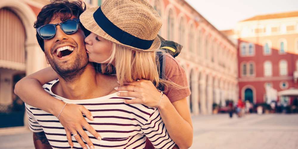 E se os casais héteros fossem tratados como casais gay nas férias?