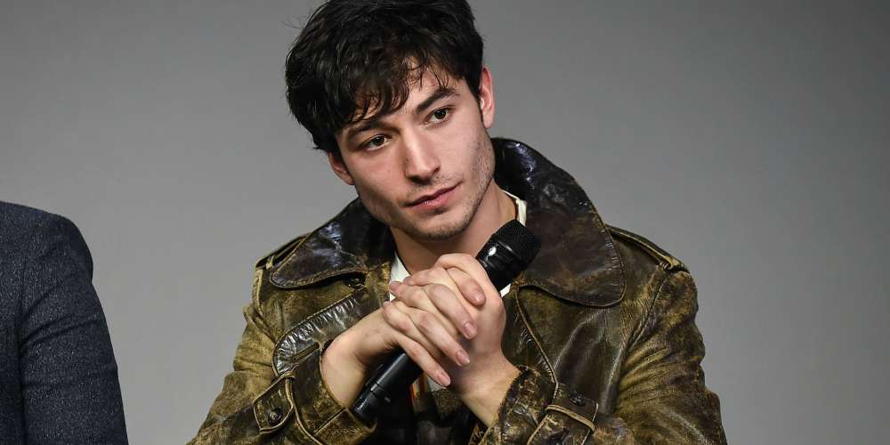 Varios en Hollywood le Dijeron a Ezra Miller que Salir del Clóset Era un Error