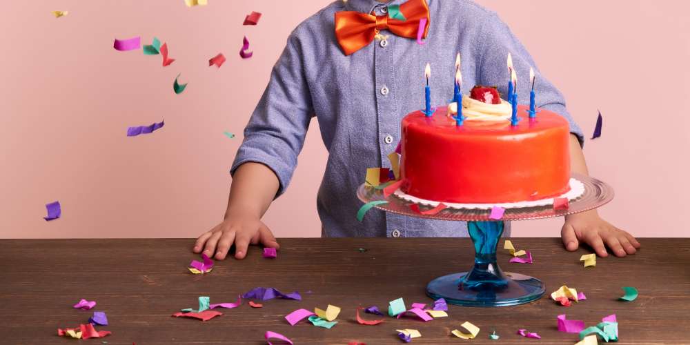Video de la Celebración de Cumpleaños de un Niño de 12 Años con su Novio se Vuelve Viral