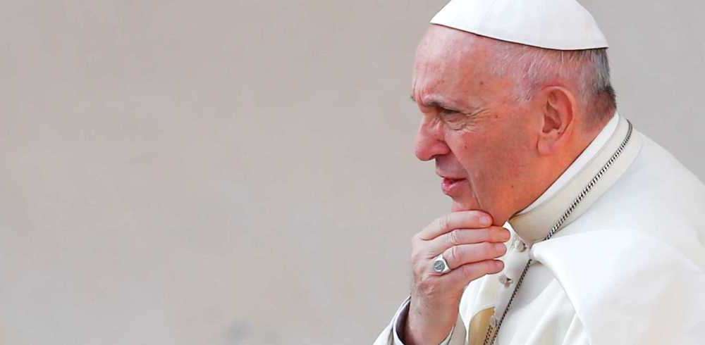 Decreto do Vaticano reafirma que homens gays não podem ser padres
