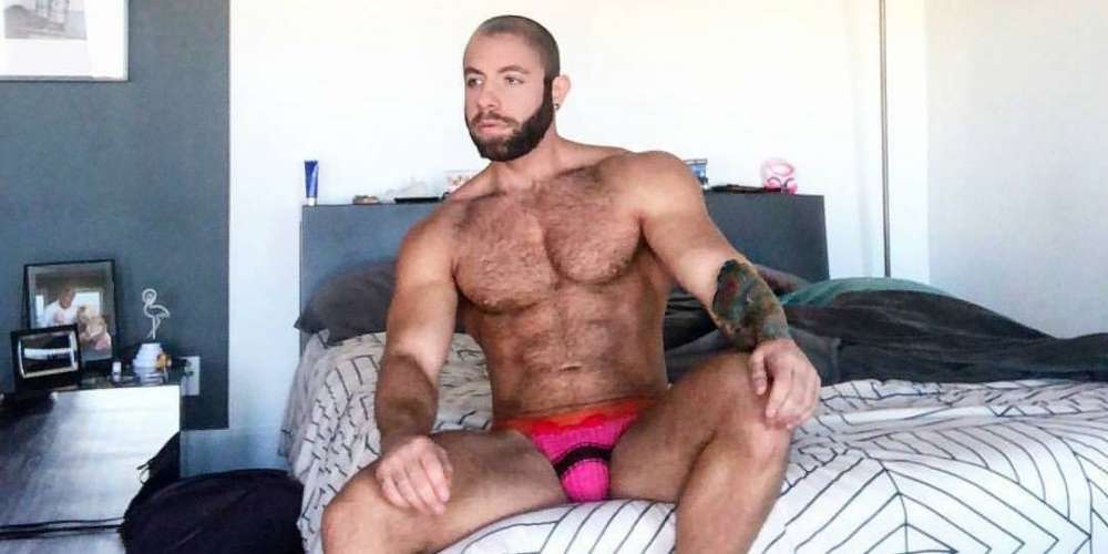 Estos 17 tipos sexy en suspensorios de punto te harán sentir cálido y cómodo