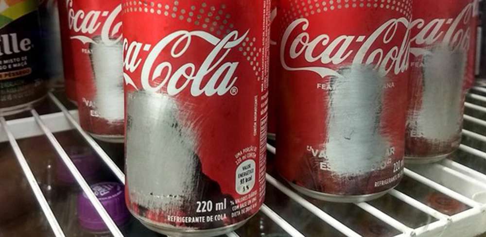 Rosto de Pabllo Vittar e outros artistas aparecem raspadas em latas de refrigerante