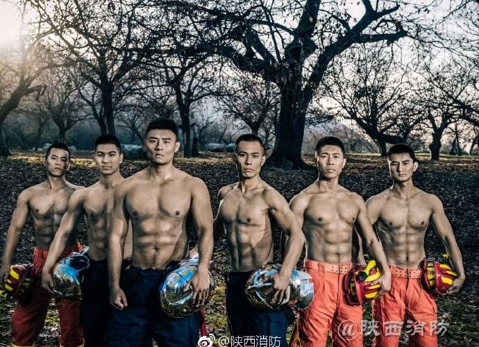 2018年最新猛男月曆:中國陝西省公安消防總隊肌情演出