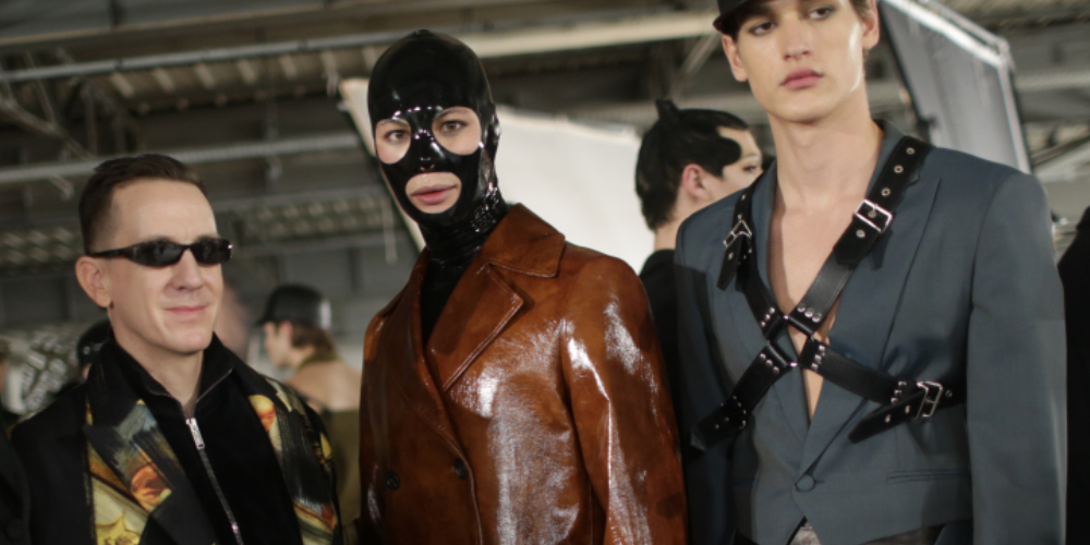Ponte a Babear con estos Looks Inspirados en Fetiches del Show de Moschino Fall 2018