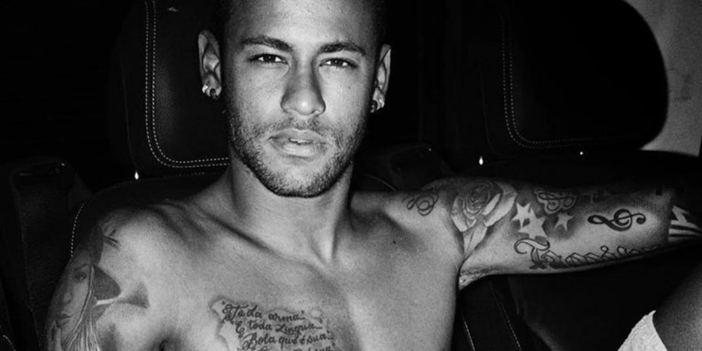 El Jugador de Fútbol Brasileño Neymar Jr. Provoca a sus Fans con Candente Sesión de Fotos