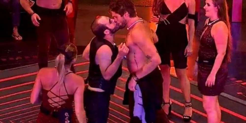 BBB18 pega fogo com beijo na boca de Mahmoud em Lucas e Breno