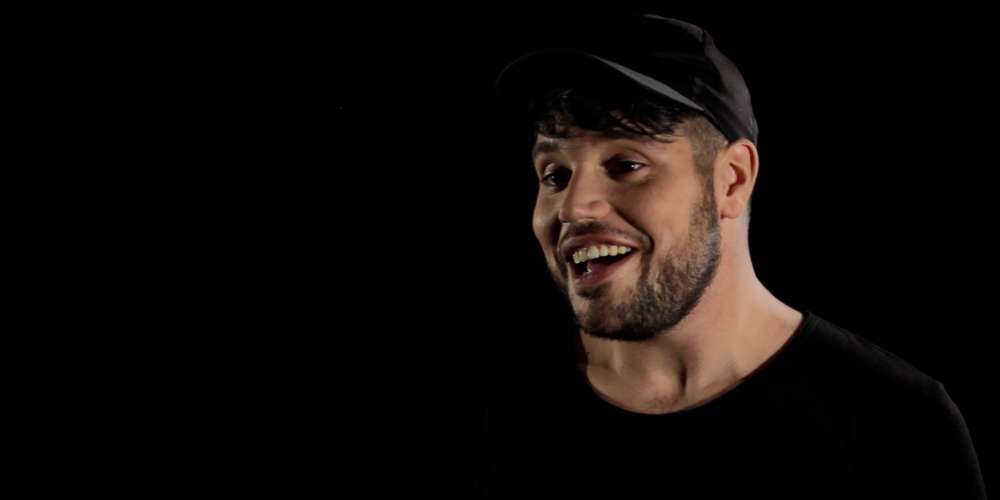 Entre Garçons: Découvrez le portrait de Tarik, gay et communiste