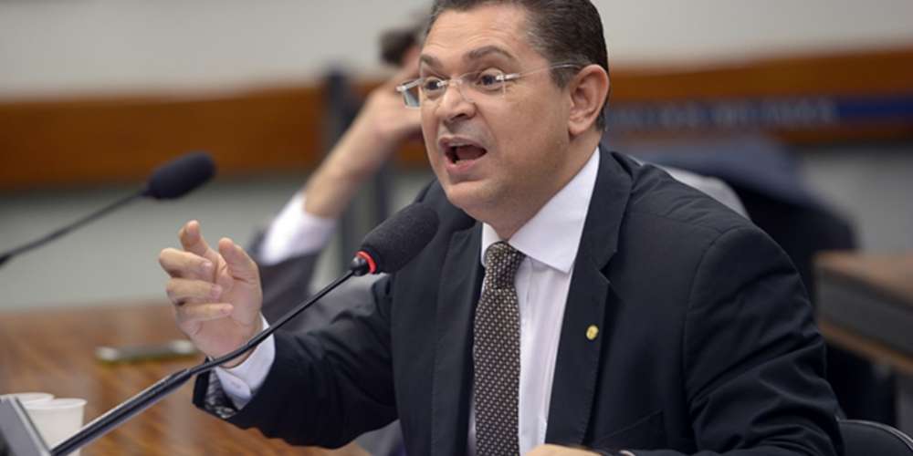 Deputado pede prisão para pessoa trans que usar banheiro do gênero com que se identifica