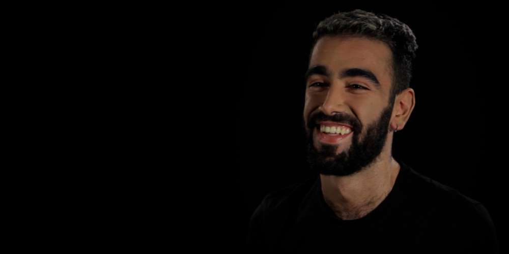Entre Garçons: Découvrez le portrait de Julian, militant aux côtés des migrant.e.s