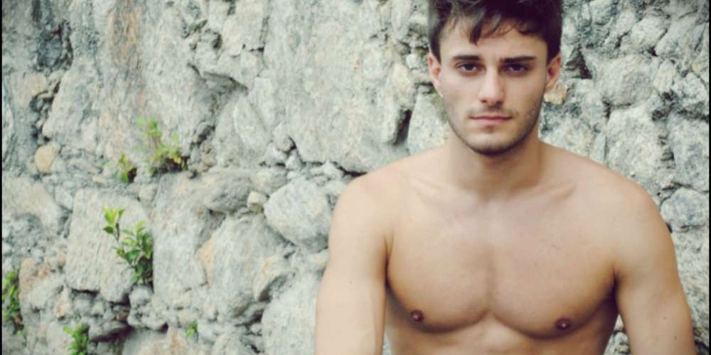 Hugo Bonemer sai do armário e diz estar namorando um ator