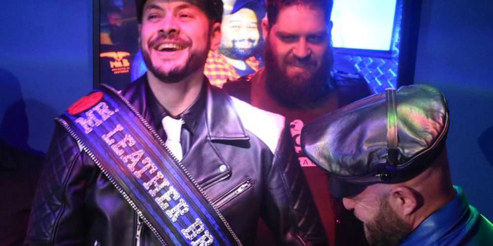 Médico legista vence Mr. Leather Brasil e representa cultura leather em Chicago