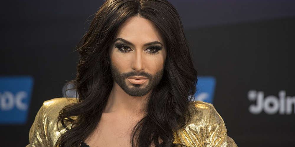 Menacée d’outing par un ancien petit-ami, Conchita Wurst révèle sa séropositivité