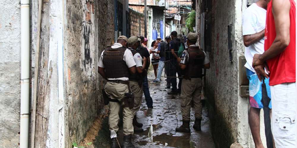 Casal gay assassinado dentro de casa após se mudar para área de facção em Salvador
