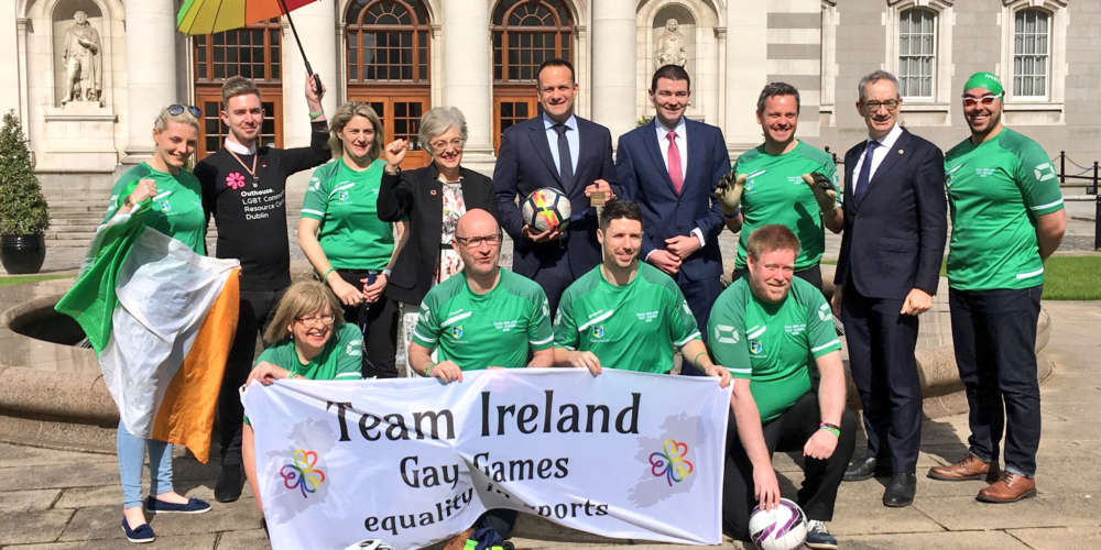 Gay Games: Le premier ministre irlandais pose avec la TeamIreland