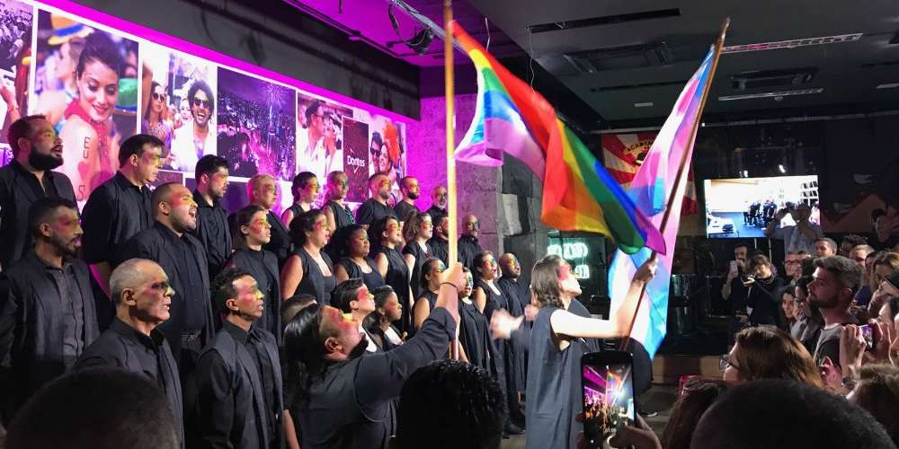 Coral LGBT comemora aniversário com festa, versões de Lady Gaga e Filhos do Arco-Íris. Assista vídeo