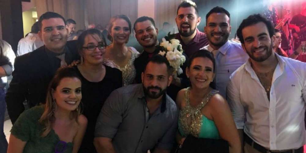 Gay pega buquê e noiva dá lição de diversidade após mulheres protestarem