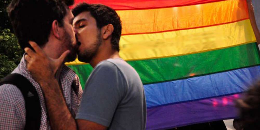 Hornet promove beijaço contra homofobia no dia 17 de maio