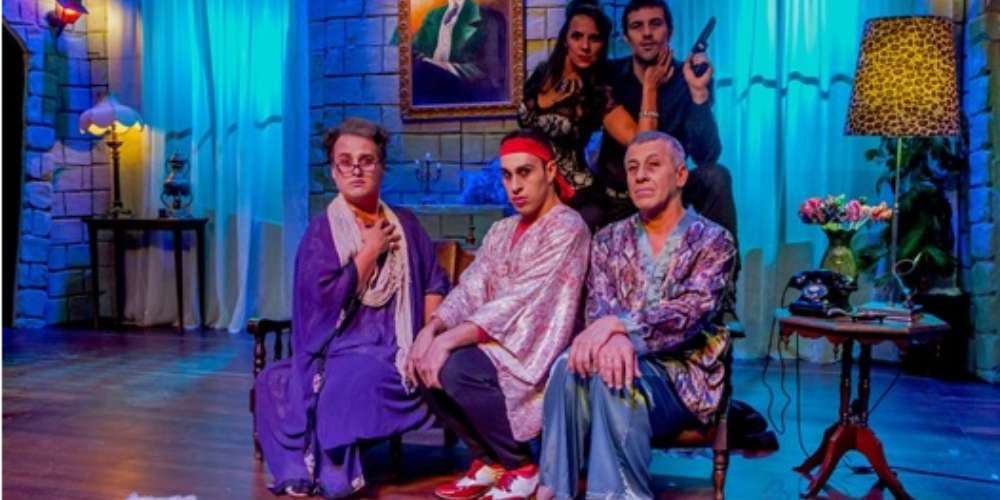 Peça “Coisas Estranhas Acontecem Nesta Casa” traz histórias hilárias com personagens gays