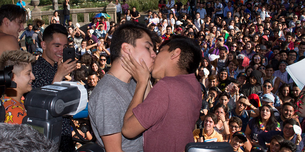 Cientos de Jóvenes se Reunieron para Conmemorar IDAHOT con un #BesotónLGBT