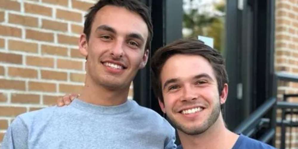 Motorista de aplicativo expulsa casal gay de carro aos gritos após eles se beijarem