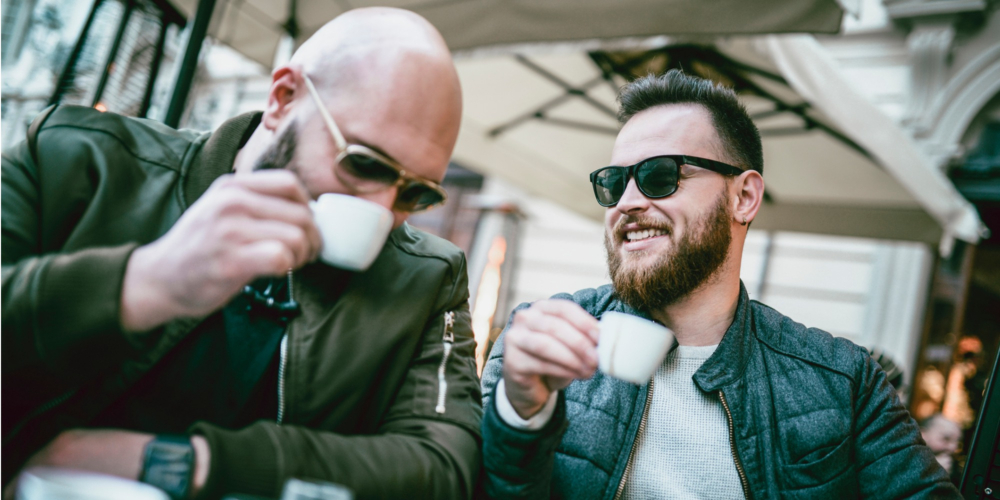 Homens gays, como fazer amigos após os 40