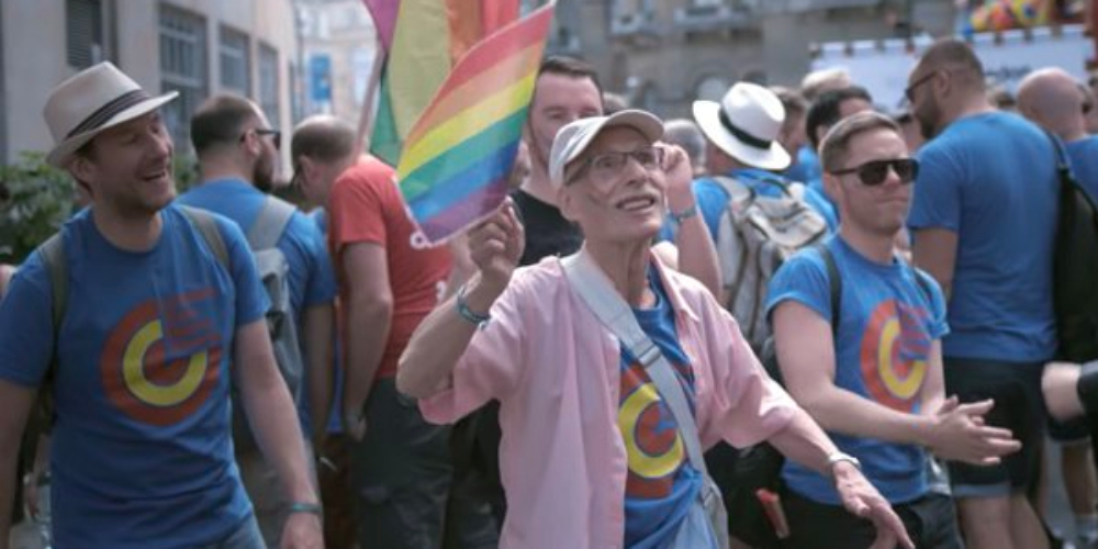 Nunca é tarde: homem de 86 anos saiu do armário e inspira jovens pelo mundo (vídeo)