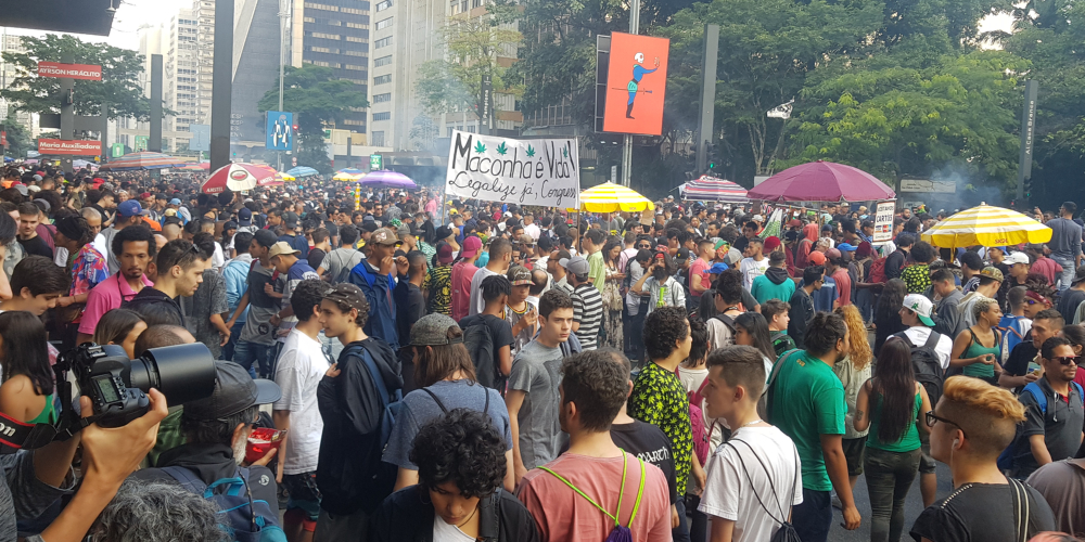 Marcha da maconha reúne 40 mil pessoas em prol da legalização. Veja fotos.
