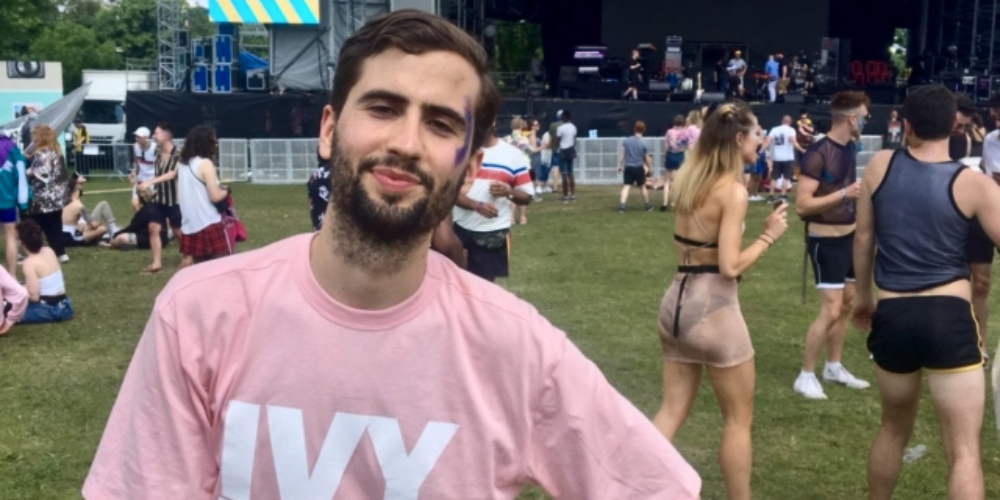 Jovem gay agredido a pedradas em festival faz relato emocionante, leia