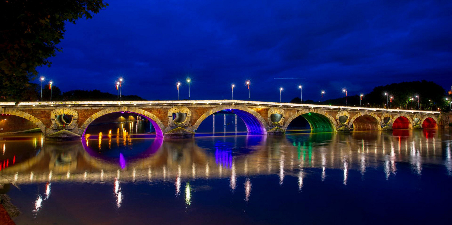 La ville de Toulouse illumine le Pont Neuf aux couleurs du rainbow flag