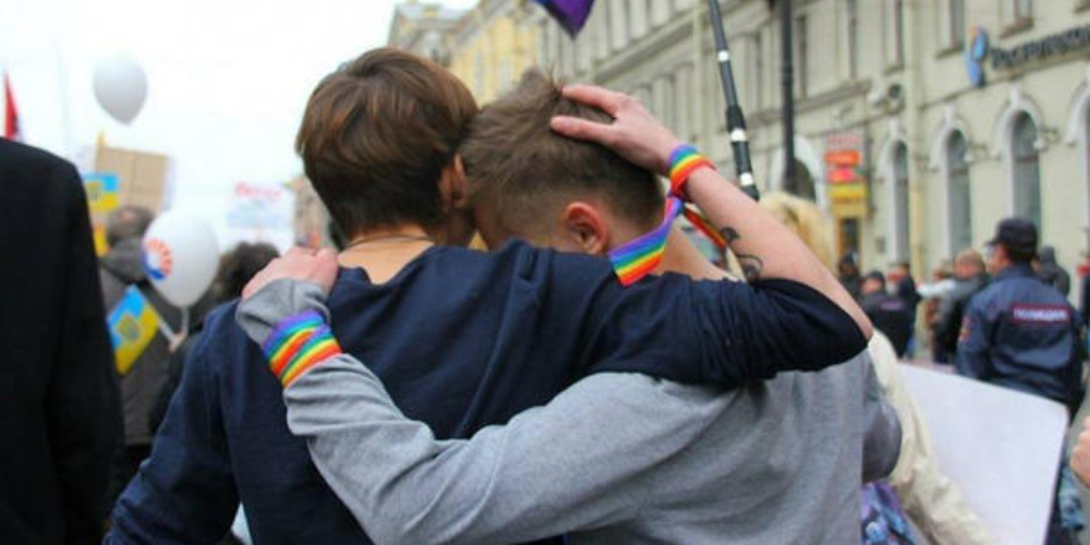 Casal gay atacado na Rússia no primeiro dia da Copa do Mundo está em estado grave