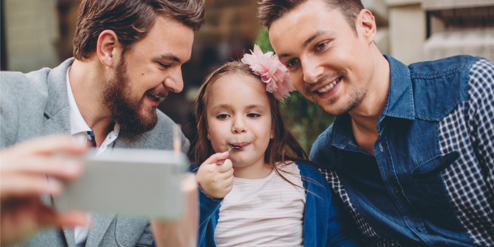 Adoption « d’enfants atypiques » pour les couples homos: Le Défenseur des droits se saisit de l’affaire