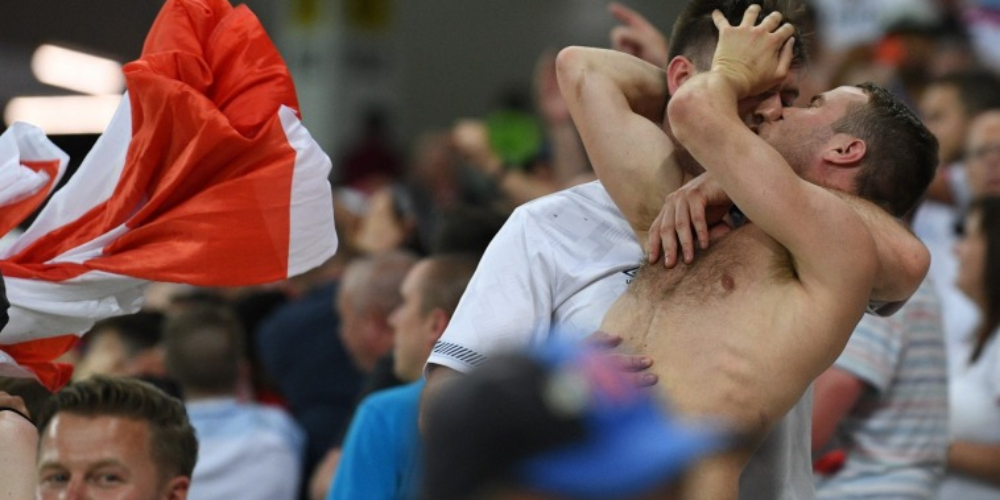 Beijo gay e bandeira LGBTI na arquibancada durante jogo na Copa da Rússia